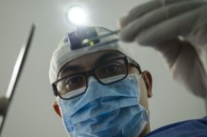 40代に多い歯周病が引き起こす口臭の原因とは？